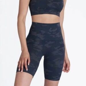 Spanx Look At Me Now Bike Shorts Black Camo - S Small - LAMN